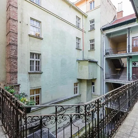 Robinia Downtown בודפשט