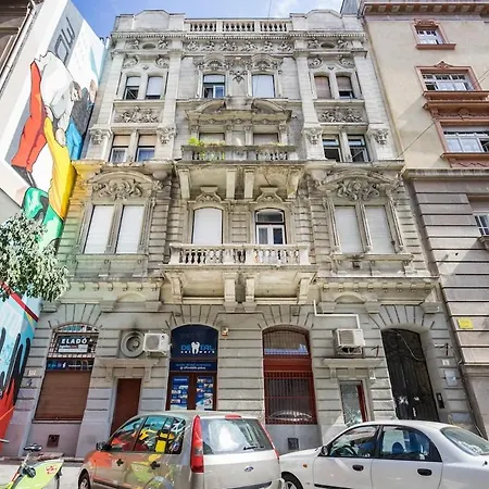 Robinia Downtown דירה