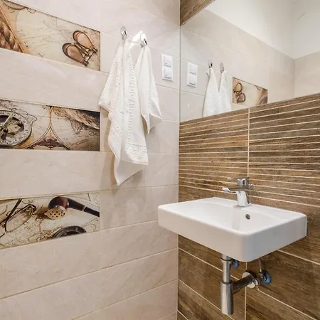 Robinia Downtown Apartament *